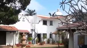 Barril que nada! Mansão milionária do criador de Chaves com 2 mil m², 6 quartos e mesa centenária passa bem longe do tamanho da 'casa' do icônico personagem