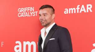 Após rumor de beijo em famoso no Carnaval, Ricky Martin interage com ator de 'Três Graças' e leva web à loucura: 'Bom gosto'