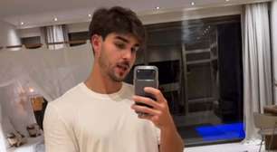 Famoso assume que já 'pegou homens' e que não namora mulher