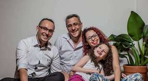 Trisal com filha de 6 anos deixam o Brasil após terem documentos negados por decisão do CNJ