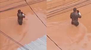 Homem resgata bebê durante enchente em Juiz de Fora (MG); veja