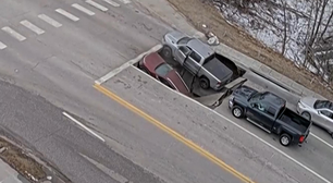 Carros são 'engolidos' por buraco que se abre no meio da rua nos EUA