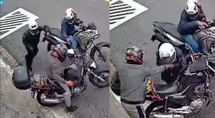 Vídeo mostra criminoso cuspindo no dedo de vítima para retirar aliança durante assalto em SP