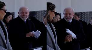 Lula recebe luva com quatro dedos durante viagem à Coreia do Sul e se surpreende