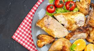 Estudo desafia ideia de que frango é opção mais saudável que carne vermelha; entenda