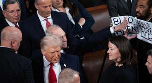 Democrata é retirado do Congresso americano após protesto contra vídeo racista publicado por Trump