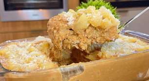 Gelado cremoso de abacaxi, uma sobremesa de travessa refrescante, fácil de preparar e deliciosa