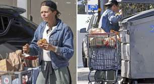 TRÁGICO! Super modelo é vista morando na rua e revirando lixo para comer