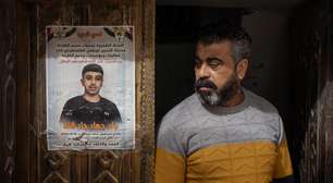 Soldados israelenses atiraram em adolescente palestino e o deixaram sangrar até a morte, indicam vídeos