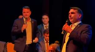 Em reunião do PL, Flávio Bolsonaro chora ao falar do pai na prisão e diz querer 'honrar legado'