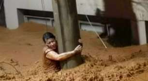 Mulher que ficou mais de 3h agarrada em poste durante enchetes em MG: 'Não deixa eu morrer afogada'