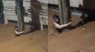 'Deus, não deixa eu morrer afogada', diz mulher que resistiu 4h agarrada em um poste durante enxurrada em Ubá (MG)