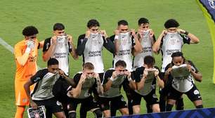 Com camisas na boca, jogadores do Corinthians fazem protesto antirracista em jogo contra o Cruzeiro