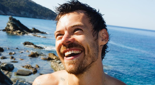 Harry Styles se pronuncia sobre rumores envolvendo a calvície e o uso de peruca