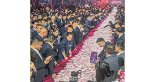 Esqueça as cestas de fim de ano: chefe na China despeja US$26 milhões em dinheiro vivo em mesa e manda funcionários levarem todo o dinheiro que conseguissem carregar