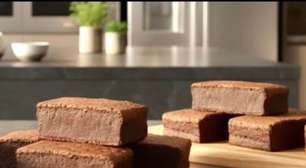 Bolo cremoso de chocolate, que fica úmido, brilhoso e com um sabor intenso de chocolate