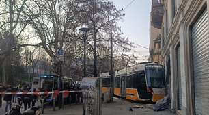 Ao menos 1 pessoa morre e dezenas ficam feridas após bonde descarrilhar em Milão