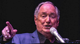 Lendário cantor e compositor Neil Sedaka morre aos 86 anos