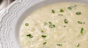 Sopa de couve-flor cremosa fácil e leve para o jantar