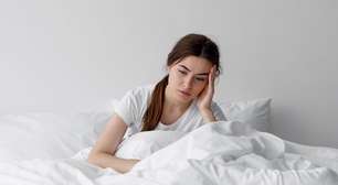 Dor de cabeça na TPM: 7 causas e como amenizar o sintoma