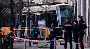 Bonde descarrila em Milão, na Itália, causando duas mortes e deixando dezenas de feridos