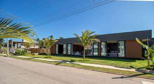 Casa de alto padrão é construída com plástico retirado do mar