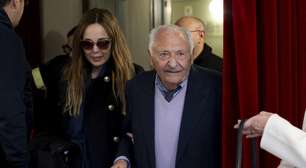 Artista homenageado em Sanremo viaja em helicóptero público e causa polêmica