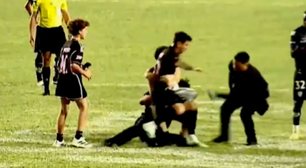 Messi é agarrado e derrubado após torcedores invadirem campo em amistoso do Inter Miami; veja