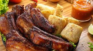 Costelinha mineira de boteco com mandioca, feita de um jeito diferente, que fica muito suculenta