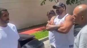 Torcedores de organizada do Vasco intimidam Paulo Henrique na rua