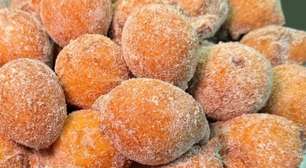 Bolinho de chuva macio e sequinho, que não fica cru por dentro e tem um gostinho de infância