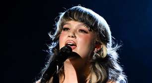 Lola Young marca apresentação nos EUA na mesma época de show que cancelou no Lollapalooza Brasil