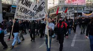 Milhares protestam na Grécia três anos após acidente ferroviário que matou 57 pessoas