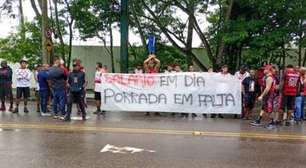 Torcida do Flamengo protesta na reapresentação dos atletas no Ninho do Urubu