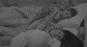 BBB 26: Marciele e Jonas Sulzbach deitam de conchinha após beijo e dizem estar 'vivendo romance'