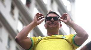 Flávio diz que Bolsonaro vai subir a rampa em 2027, repete bordão do pai e faz críticas a Lula