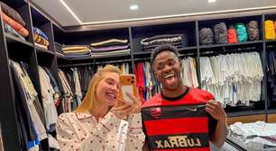 Vinícius Júnior posa com camisa do Flamengo ao lado de Virginia e agita torcedores