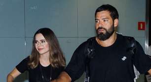 Discreta, Sandy faz aparição rara com o namorado Pedro Andrade em aeroporto e impressiona ao dar beijão no médico. Veja fotos!
