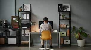 Passa horas sentado? Veja como proteger sua saúde