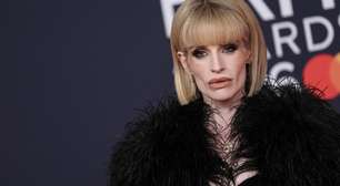 Kelly Osbourne apresenta prêmio após responder sobre ataques por aparência