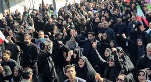 Iranianos saem às ruas após morte de líder supremo; governo decreta luto de 40 dias