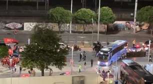 Torcida do Flamengo protesta na chegada do time ao Maracanã