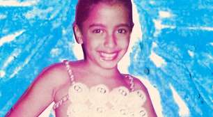 Anitta usa foto de infância em "Pinterest" com look de copos de café