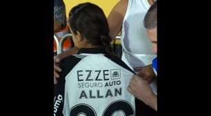 Corinthians: Allan refaz gesto após criança ter camisa "roubada" por membro de organizada