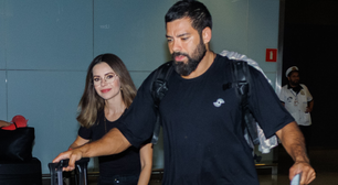 Sandy acerta com aerolook descomplicado em viagem com namorado