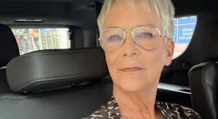 Jamie Lee Curtis posa com sutiã que ganhou de presente à mostra: 'Minha fonte de renda'