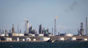 Guerra no Oriente Médio faz preço do petróleo disparar e coloca 'rota vital' da commodity em risco