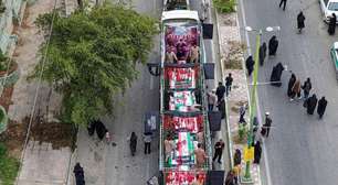Irã: as imagens do funeral de estudantes e funcionários mortos em escola