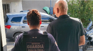 Homem é preso após ameaçar e tentar colocar fogo em carro de mulher em São Roque