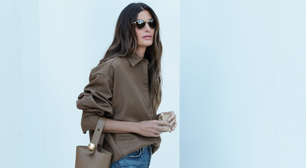 Isabella Fiorentino compõe look minimalista com camisa e jeans barrel
